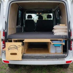 Ausgeklapptes Bett und ausgezogenes Küchenmodul mit Spüle im Campingbox
