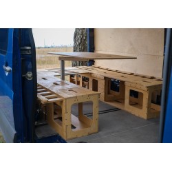 Holzkonstruktion des VanBus Campingmoduls ohne Matratzen – reine Sperrholzbox