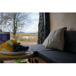 Campingbox Vacamod z funkcją jadalni i rozłożonym stołem w samochodzie