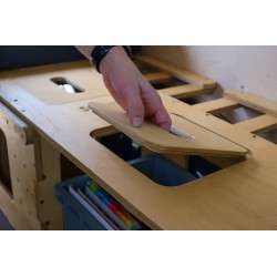 Öffnen des seitlichen Staufachdeckels im Campingmodul