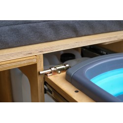 Arretierung für die ausziehbare Arbeitsplatte mit Spüle in der Vacamod Campbox