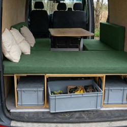 Zabudowa kempingowa VanBus BASIC Brązowa z zielonym materacem, stołem i skrzynkami Euro