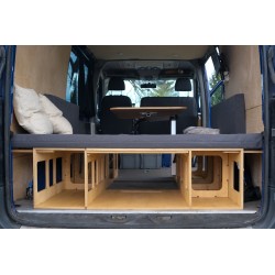 Leerer Stauraum und Durchlademöglichkeit in der VanBus BASIC Campingbox ohne Euroboxen