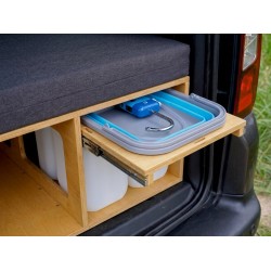 Halb geöffnete Spülenschublade zeigt perfekte Passform und sicheres Einklappen der Wasserpumpe im Modul