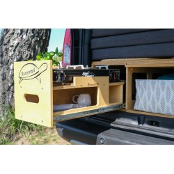 Geräumiger Stauraum für Geschirr unter dem Kocher in der Küchenschublade der Campingbox