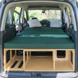 Braunes Vacamod KombiVan BASIC Campingmodul mit ausgeklapptem Bettgestell und grünen Matratzen