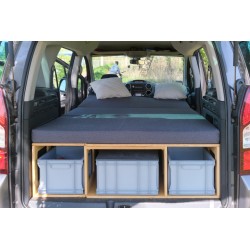 Ausgeklapptes Vacamod Campingbett mit sichtbaren Kunststoff-Euroboxen, die in der braunen Boxkonstruktion verstaut sind