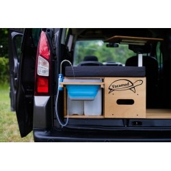 Brown Vacamod SOLO PREMIUM box with logo, open camping sink, and a single grey mattress.