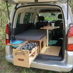 Extended kitchen drawers of the Vacamod kit and an unfolded swivel table.