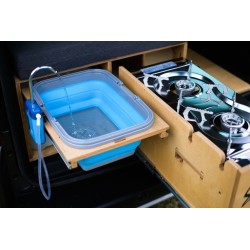 Running tap water with a rechargeable battery pump, a sink, and a two-burner gas stove by Vacamod.