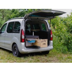 Seitenansicht eines Autos mit ausgezogenen Vacamod Küchenschubladen und Drehtisch am SOLO Bett.