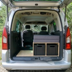 Budget single-person Vacamod KombiVan SOLO BASIC camping box in brown color mounted in a car trunk.
